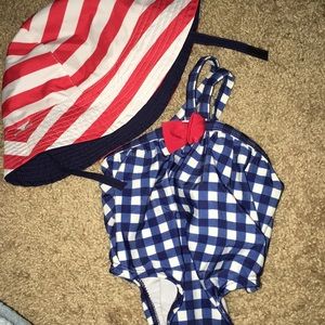 Baby’s swimwear with a hat